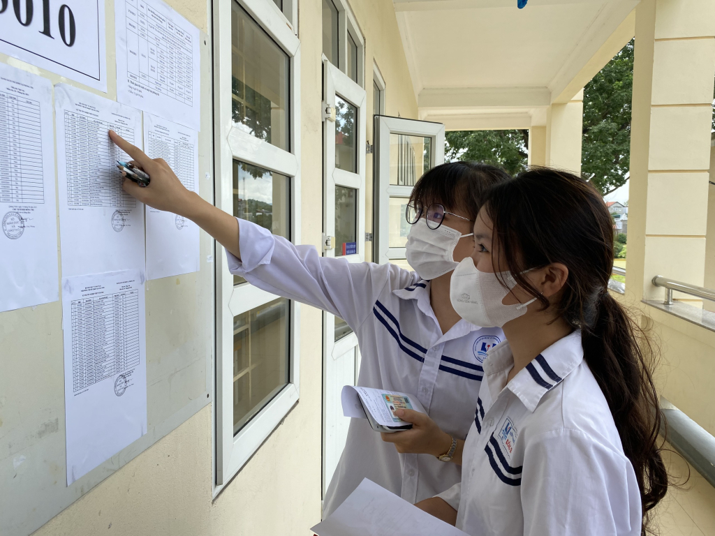 Thí sinh tại điểm thi trường TH-THCS-THPT Văn Lang (TP Hạ Long) kiểm tra thông tin trước khi vào phòng thi.