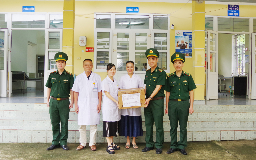 Đoàn công tác tặng quà cho Trạm y tế xã Quảng Đức, huyện Hải Hà