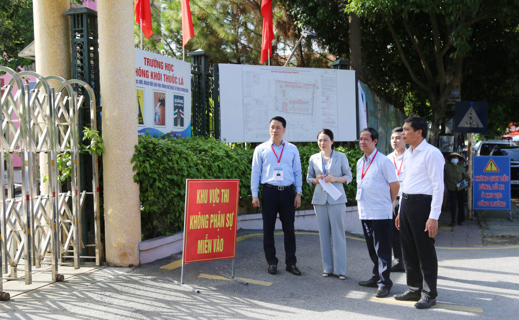 Bộ trưởng Bộ Giáo dục và Đào tạo GD&ĐT Nguyễn Kim Sơn kiểm tra công tác đảm bảo an ninh khu vực điểm thi trường THPT Uông Bí.