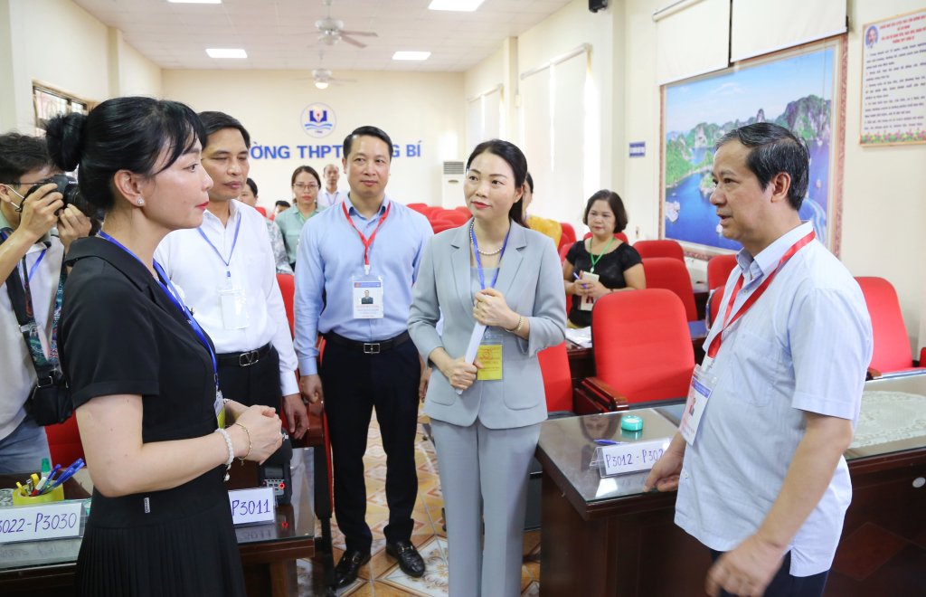 Bộ trưởng Bộ GĐ&ĐT Nguyễn Kim Sơn trao đổi với các cán bộ làm nhiệm vụ tại điểm thi.