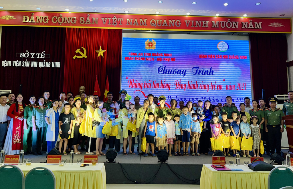 Lãnh đạo Bệnh viện Sản Nhi Quảng Ninh, đại diện Tỉnh Đoàn, đại diện Khối thi đua, Đoàn thanh niên, Hội phụ nữ Công an tỉnh trao quà cho các bệnh nhi.