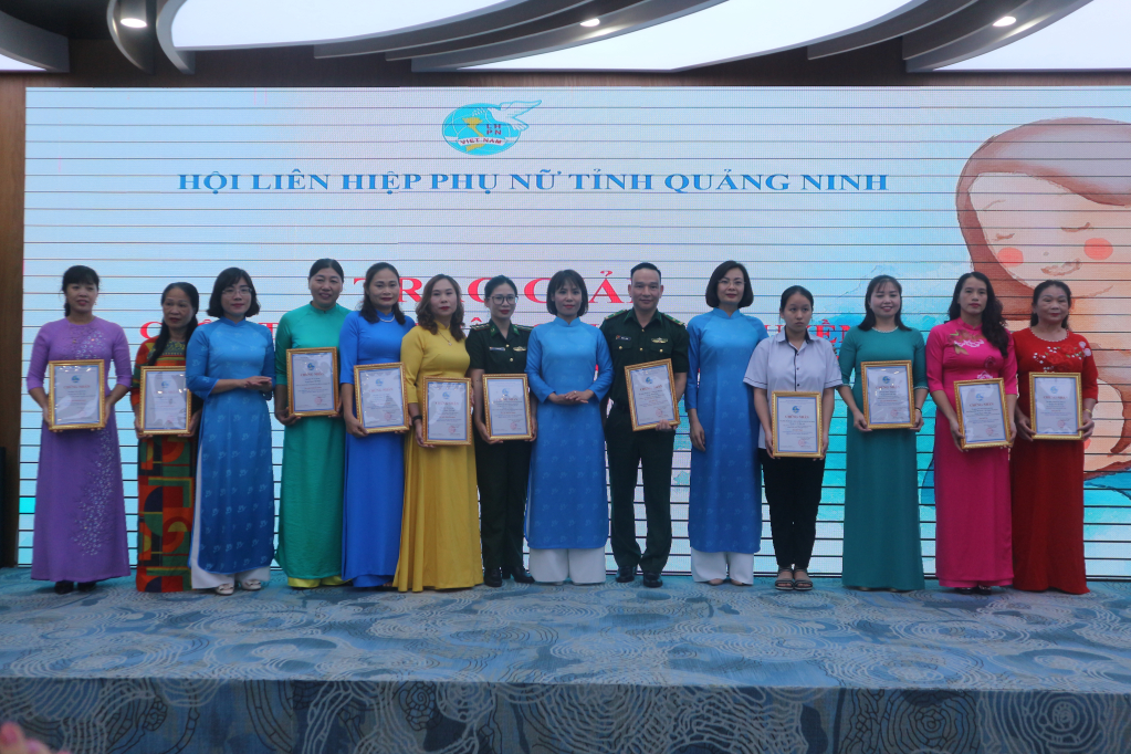 Các tác giả được Hội LHPN tỉnh trao giải trong Cuộc thi viết câu chuyện truyền cảm hứng trong chương trình “Mẹ đỡ đầu”.