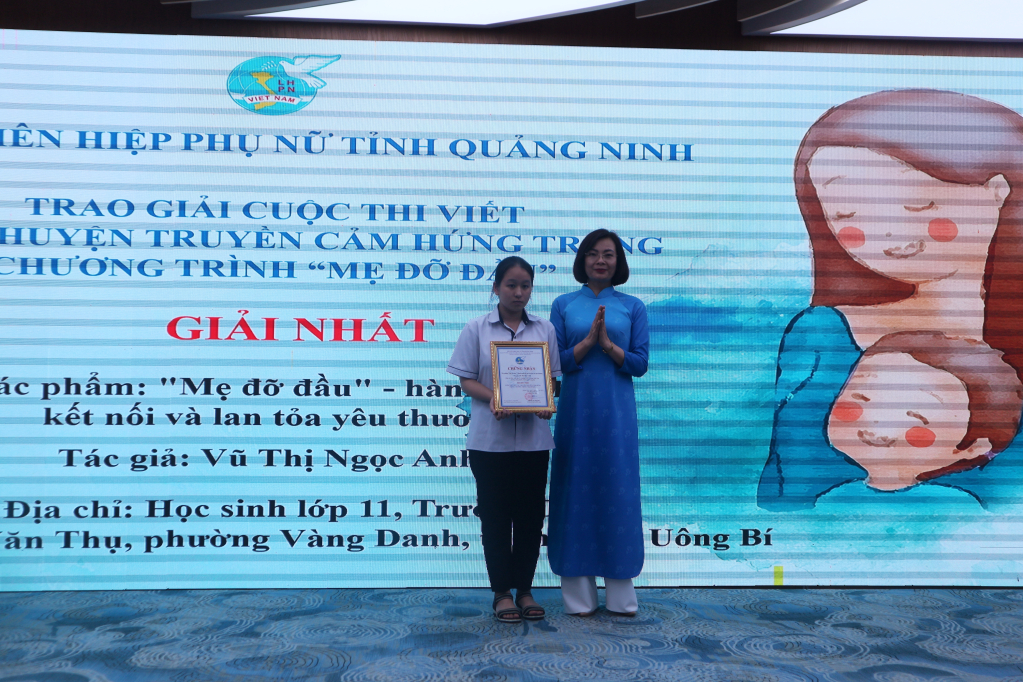 Hội LHPN tỉnh trao giải nhất Cuộc thi viết câu chuyện truyền cảm hứng trong chương trình “Mẹ đỡ đầu” cho em Vũ Thị Ngọc Anh, phường Vàng Danh (TP Uông Bí).