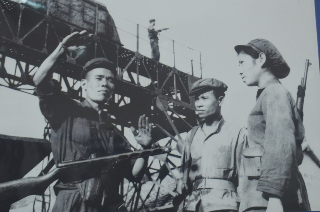 Bức ảnh NSNA Công Vượng chụp tự vệ cơ khí Cẩm Phả rút kinh nghiệp sau giờ chiến đấu.