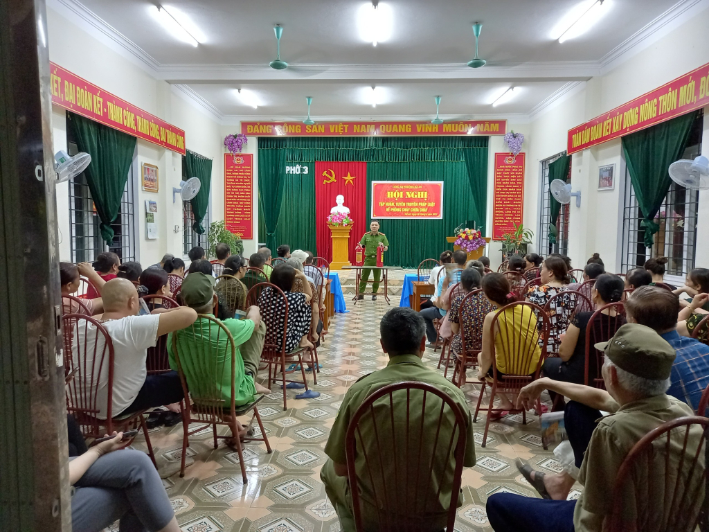 Công an phường Hà An hướng dẫn người dân sử dụng bình chứa cháy. (Ảnh do đơn vị cung cấp)