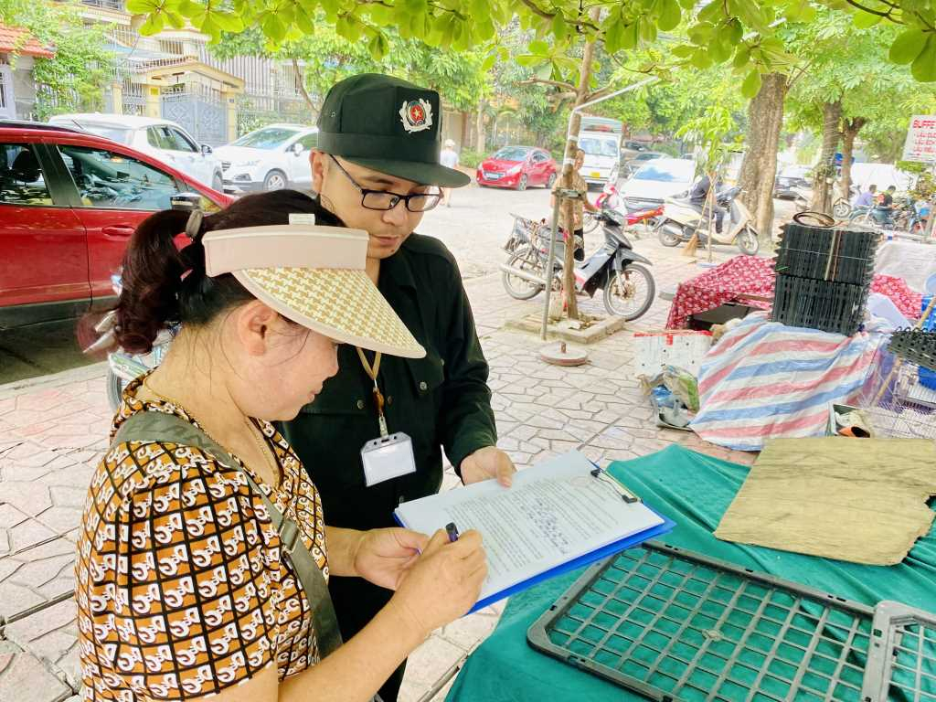 Người dân phường Hồng Hải ký cam kết không sử dụng trái phép vỉa hè. Ảnh tư liệu