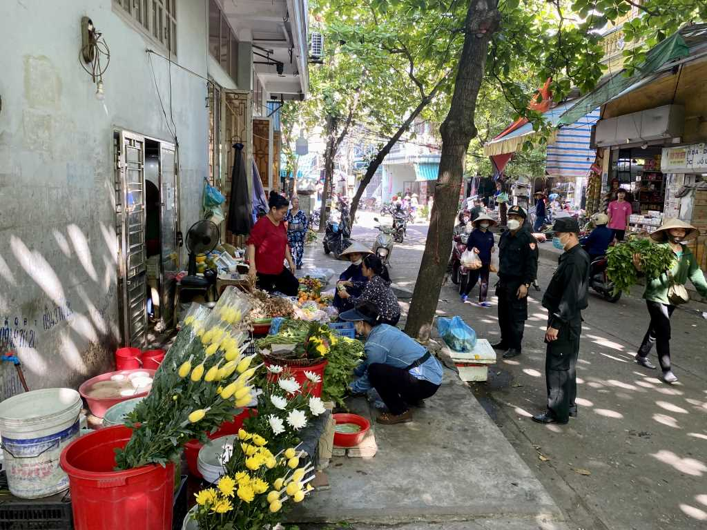Đội Kiểm tra TTĐT và MT TP Hạ Long nhắc nhở các hộ kinh doanh tại chợ Hạ Long 2 chấp hành đúng quy định về TTĐT. Ảnh tư liệu