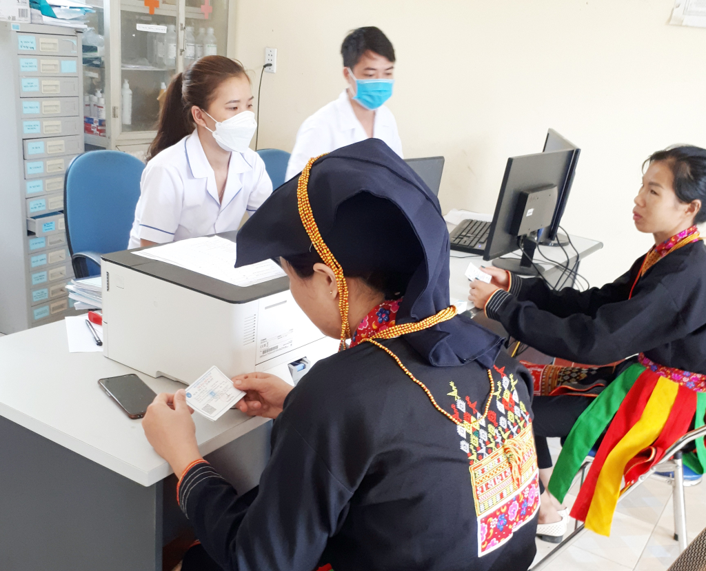 Người dân đến Trạm y tế xã Đồng Sơn (TP Hạ Long) để khám bệnh BHYT.