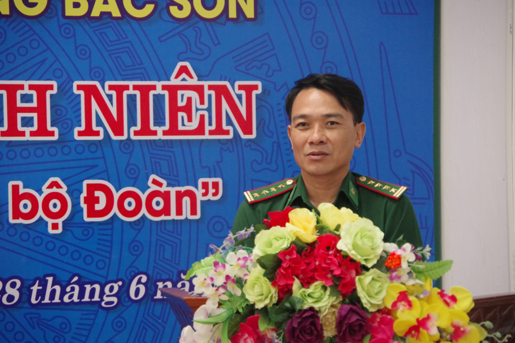 Đại tá Vũ Văn Hưng, Phó Chính ủy BĐBP tỉnh phát biểu tại buổi toạ đàm