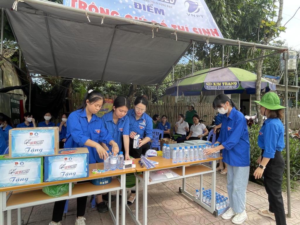 Tại 37 điểm thi trên địa bàn tỉnh, lực lượng đoàn viên thanh niên đều chuẩn bị sẵn sàng nước uống, bánh, đồ dùng học tập... để hỗ trợ thí sinh trước và sau khi thi xong.