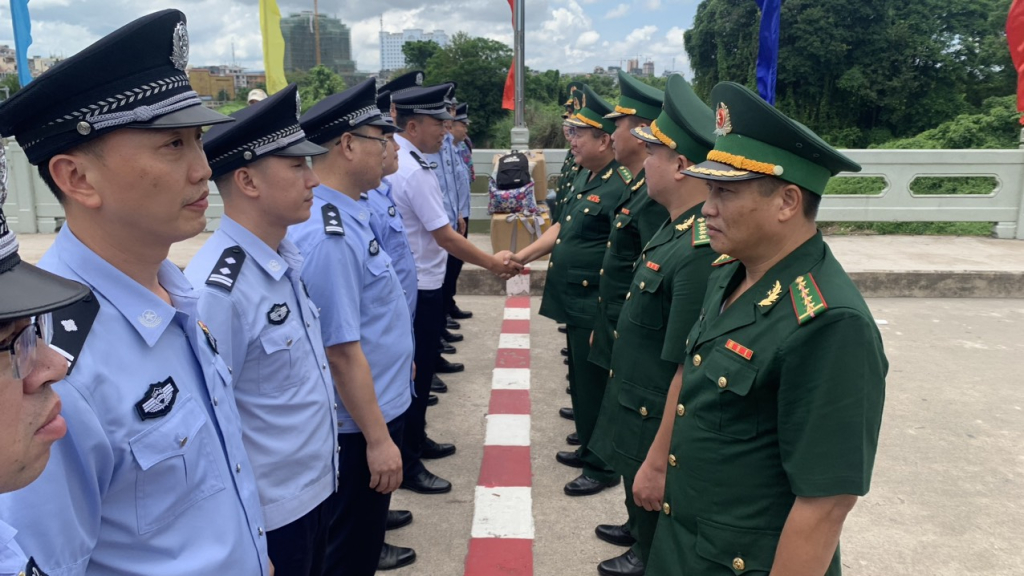 Đoàn đại biểu Trạm kiểm tra Biên phòng xuất, nhập cảnh Phòng Thành Cảng đón đoàn đại biểu Đồn Biên cửa khẩu cảng Vạn Gia tại cửa khẩu Quốc tế Móng Cái