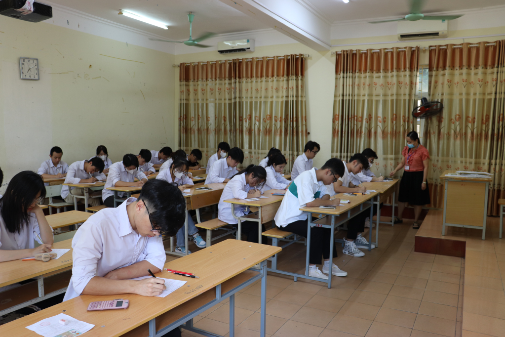 Thí sinh điểm thi trường THPT Hải đảo, huyện Vân Đồn ghi thông tin trên phiếu trả lời câu hỏi. 