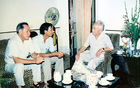 Nhà báo Nguyễn Viết Khai, Tổng biên tập Báo Quảng Ninh (giữa) trong lần chúc thọ Đại tướng Võ Nguyên Giáp tối ngày 30/8/1994.