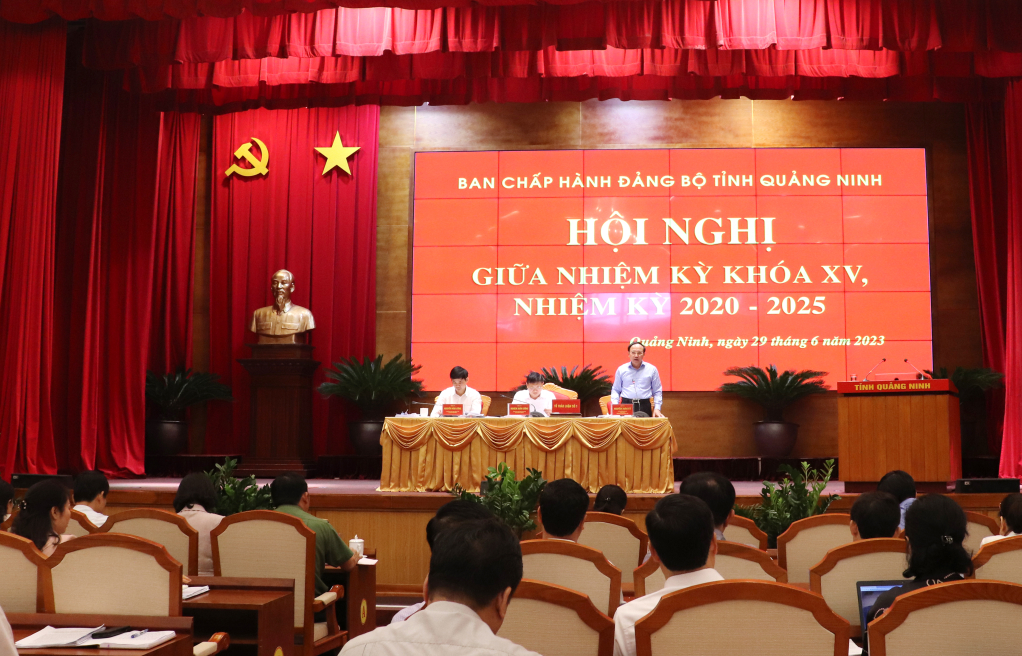 Đồng chí Nguyễn Xuân Ký, Ủy viên Trung ương Đảng, Bí thư Tỉnh ủy, Chủ tịch HĐND tỉnh, phát biểu tại tổ.