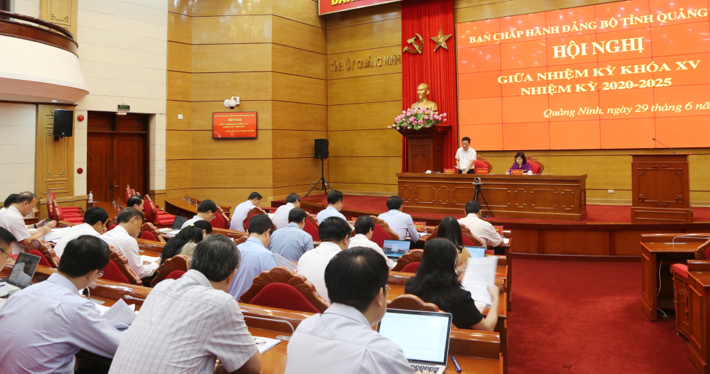Đồng chí Trịnh Thị Minh Thanh, Phó Bí thư Tỉnh ủy dự, chỉ đạo tại tổ thảo luận số 2.