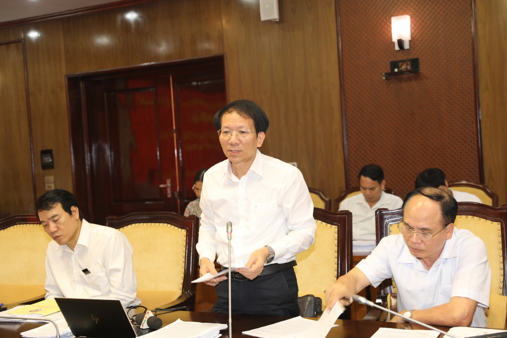 Đồng chí Nguyễn Mạnh Tuấn, Giám đốc Sở Xây dựng, phát biểu thảo luận tại tổ.
