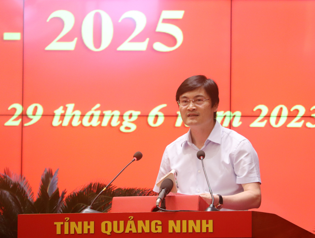 Đồng chí Nguyễn Trọng Diện, Giám đốc Sở Y tế, phát biểu thảo luận tại hội trường.