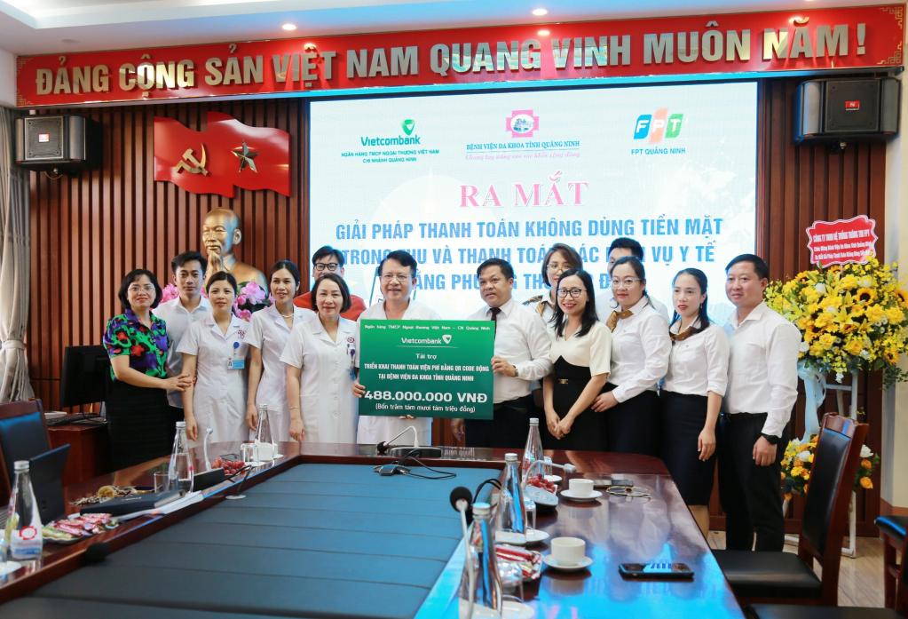 Ngân hàng Vietcombank - Chi nhanh Quảng Ninh hỗ trợ Bệnh viện Đa khoa tỉnh Quảng Ninh toàn bộ chi phí trong triển khai thanh toán bằng QR code động.
