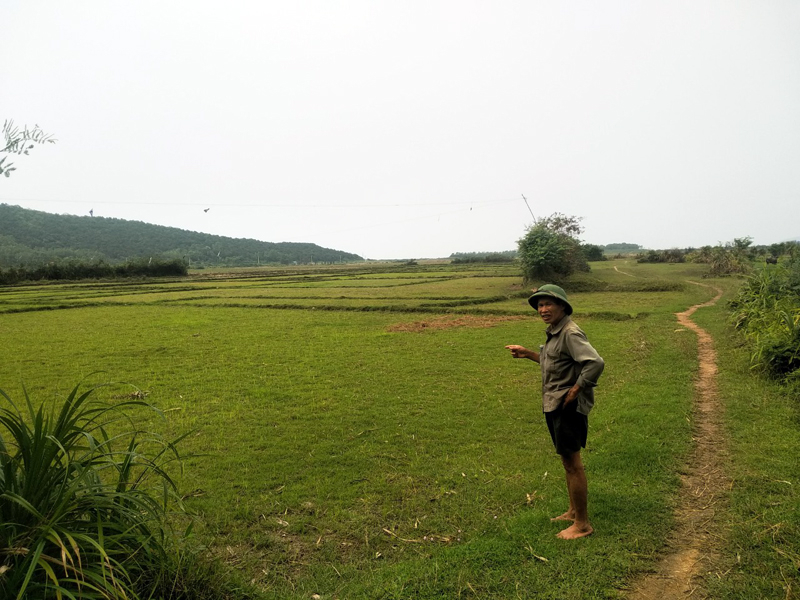 Tuyến đường nối thôn 2 và thôn 3 cùng với hệ thống kênh mương tại cánh Đồng Cát chưa được đầu tư khiến cho việc đi lại và sản xuất của người dân gặp khó khăn