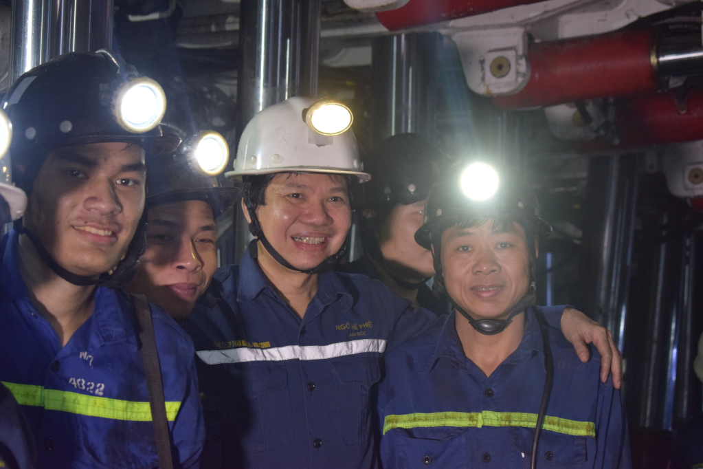 Bí thư  Đảng uỷ, Giám đốc Công ty CP Than Núi Béo Ngô Thế Phiệt (giữa) xuống lò động viên công nhân làm việc.