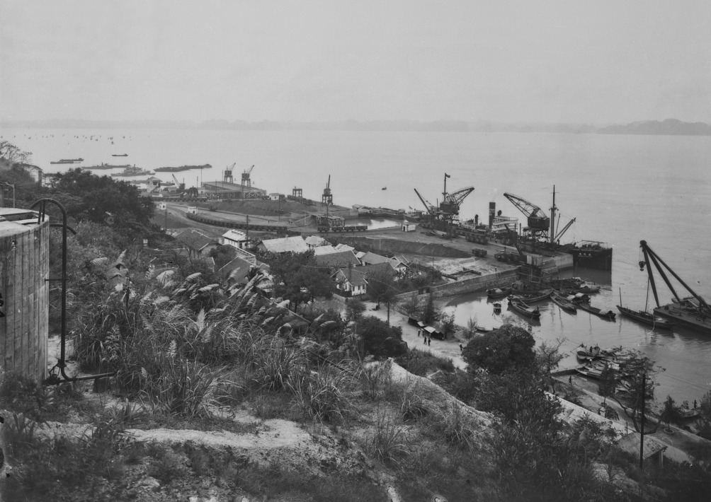 Toàn cảnh cảng Hongay (Hòn Gai) năm 1925.