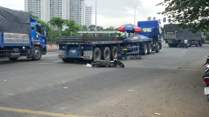 Nữ công nhân tử vong dưới bánh xe đầu kéo trên đường đi làm 1