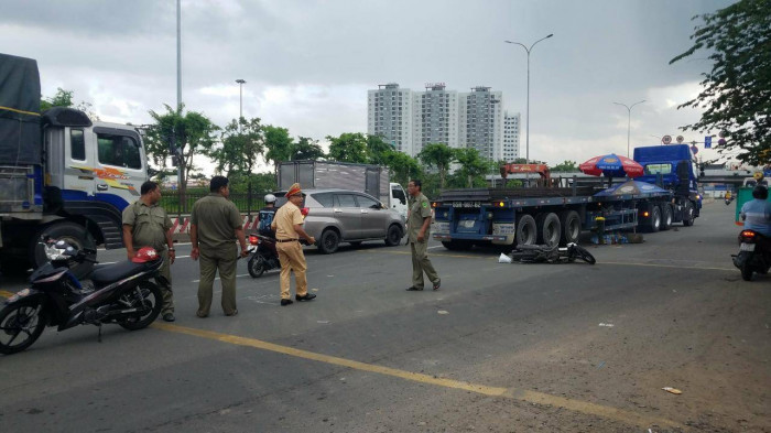 Nữ công nhân tử vong dưới bánh xe đầu kéo trên đường đi làm 2