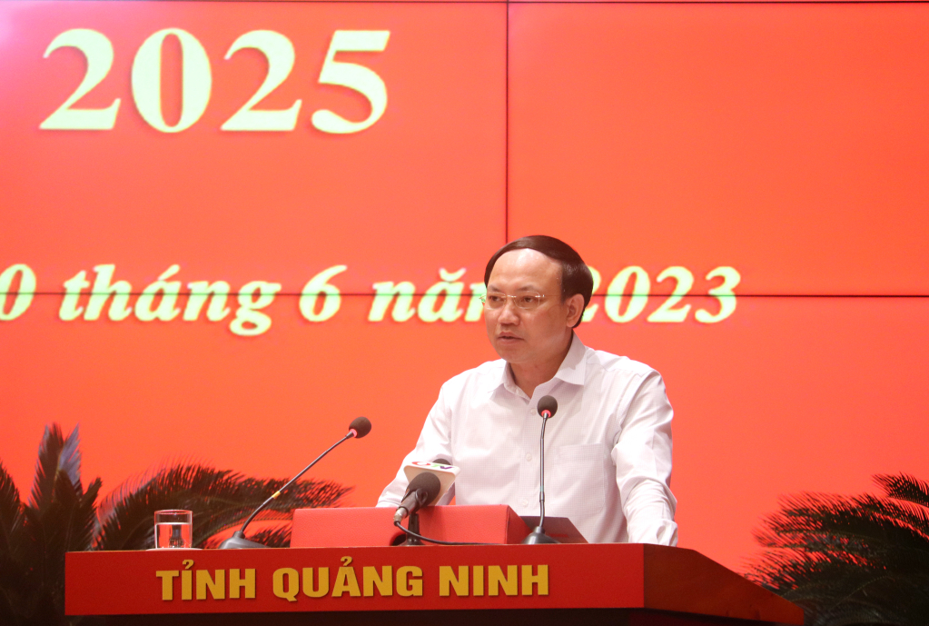 Đồng chí Nguyễn Xuân Ký, Ủy viên Trung ương Đảng, Bí thư Tỉnh ủy, Chủ tịch HĐND tỉnh phát biểu bế mạc hội nghị.