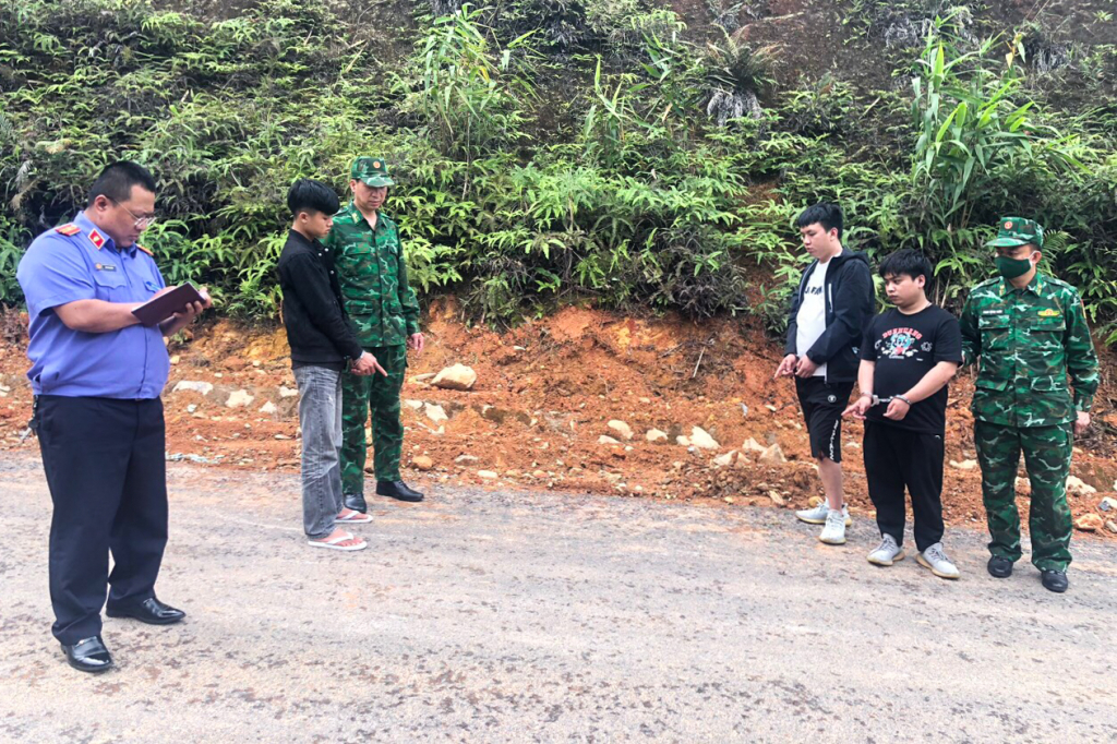 Ngày 3/5, Đồn Biên phòng cửa khẩu Hoành Mô (Bình Liêu) phối hợp với Đội đặc nhiệm Phòng chống ma tuý và tội phạm - BĐBP tỉnh Quảng Ninh, bắt giữ 5 đối tượng có dấu hiệu của hành vi tổ chức nhập cảnh trái phép.