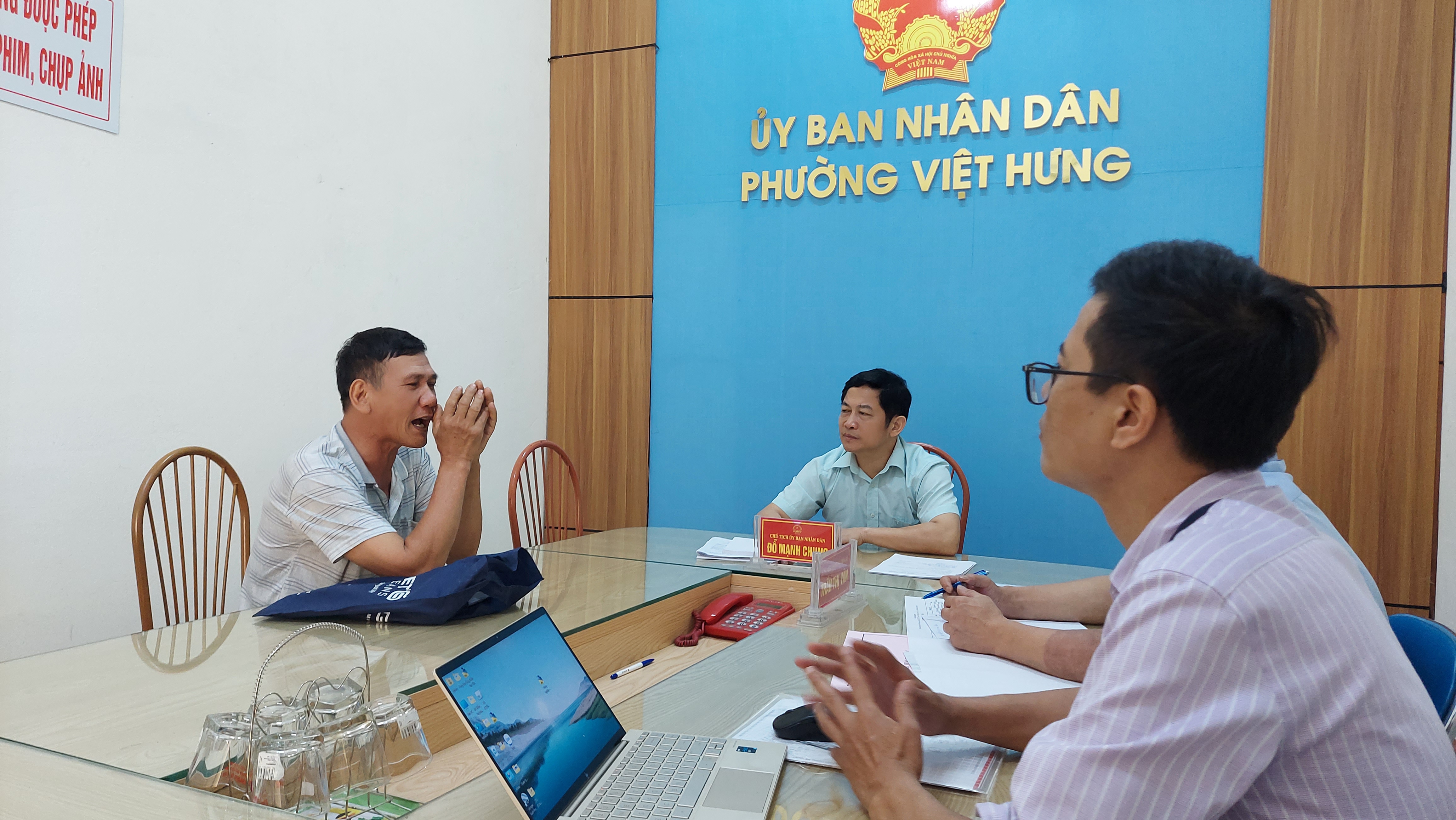 Lãnh đạo phường Việt Hưng tiếp, lắng nghe kiến nghị của người dân trên địa bàn.