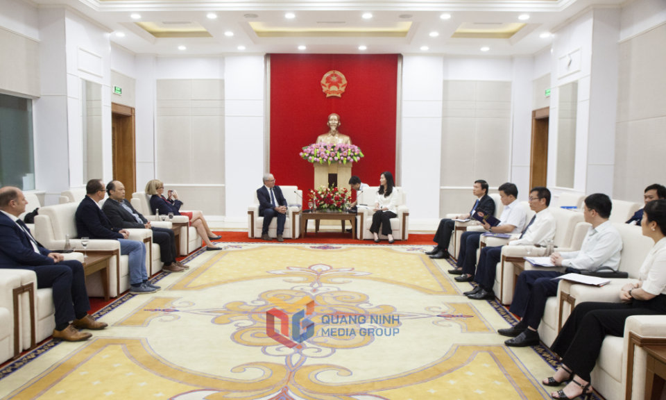 我省人民委员会副主席礼节性会见法国讷维尔市代表团