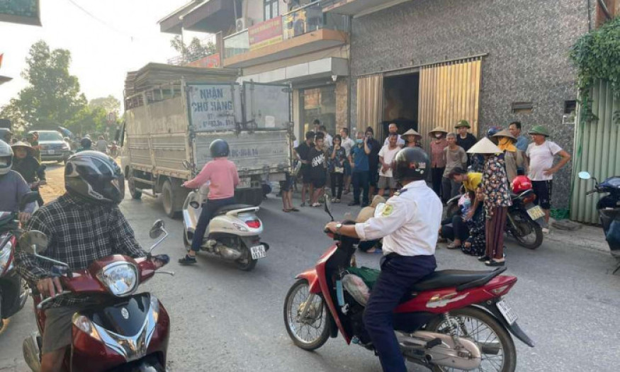 Bé gái tử vong thương tâm dưới bánh xe tải khi mẹ đón về nhà