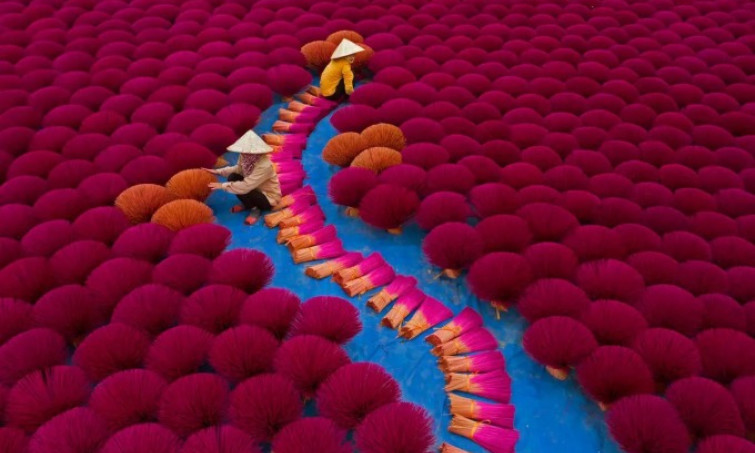 Bangladeshi photographer wins honor for Hanoi incense village photo