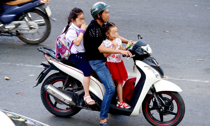 Trẻ ngồi trước xe máy, ô tô: Điều nguy hiểm nên cấm