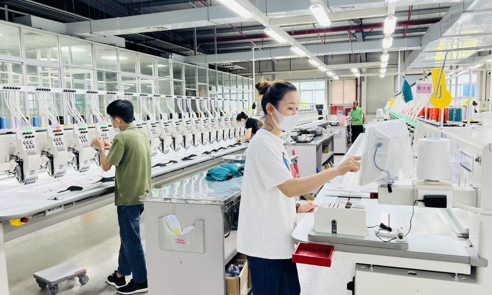 Chăm lo sức khỏe cho người lao động mùa nắng nóng