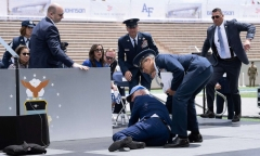 Ông Biden vấp ngã tại lễ tốt nghiệp lực lượng không quân Mỹ