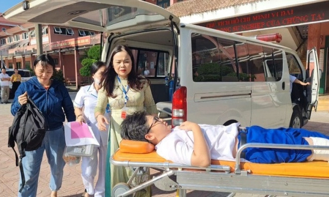 Giám đốc Sở GD&ĐT Quảng Trị đưa nam sinh bị gãy chân vào phòng thi 