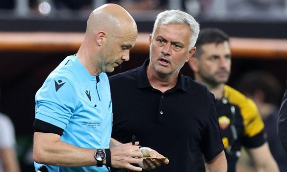 UEFA điều tra HLV Jose Mourinho sau cáo buộc xúc phạm trọng tài