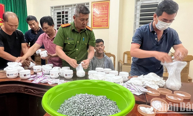 Bắt hai đối tượng vận chuyển 17.000 viên ma túy qua đường hàng không
