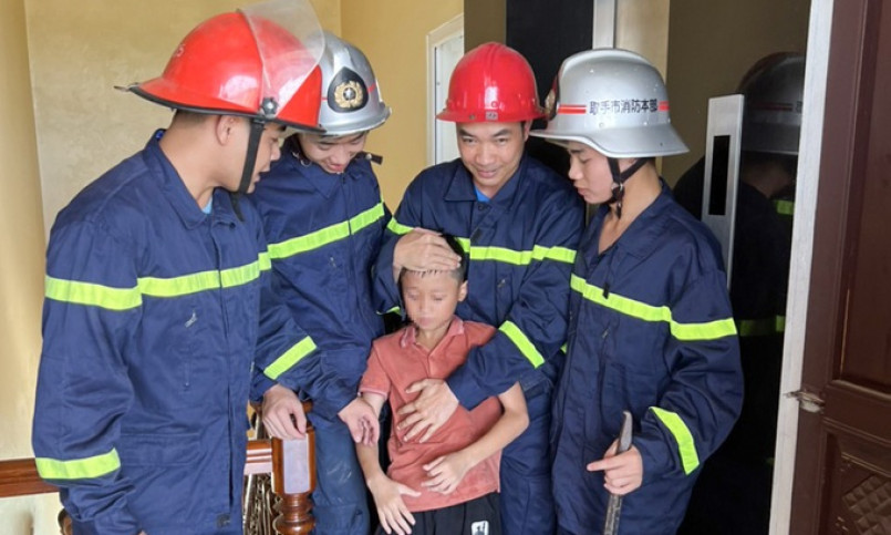 Cúp điện, bé trai mắc kẹt trong thang máy gia đình