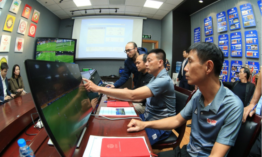 Đưa VAR vào V-League: Còn lắm gian nan