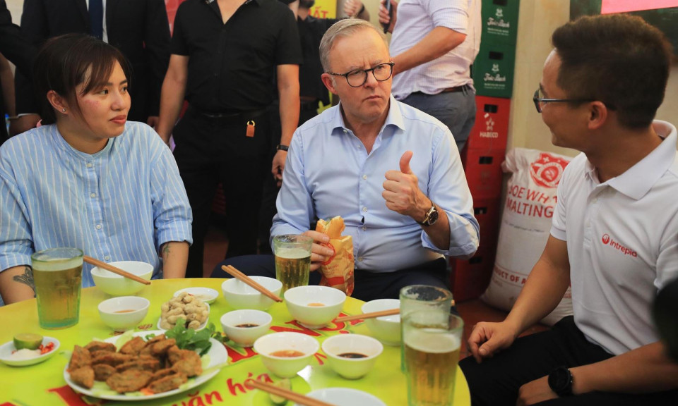 Thủ tướng Australia uống bia hơi, ăn bánh mì truyền thống Hà Nội