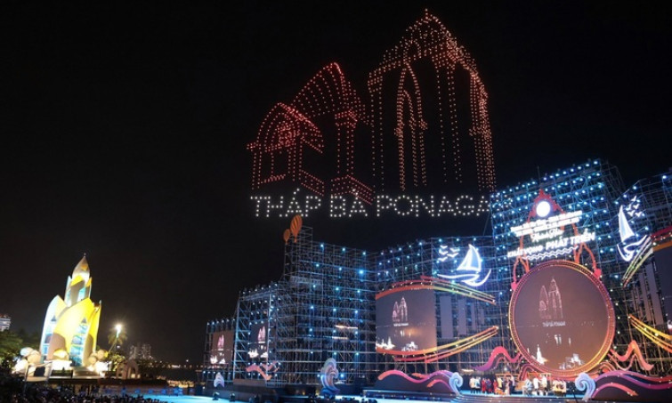"Tiệc ánh sáng" bằng thiết bị bay trên bầu trời Nha Trang