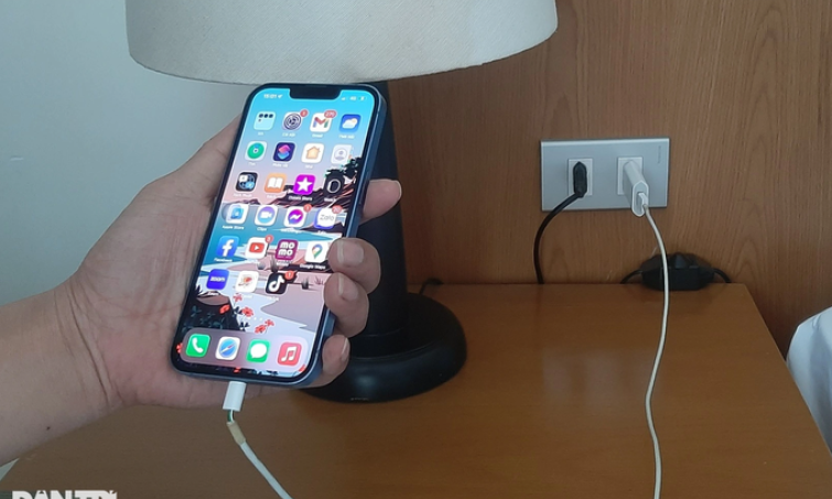 Bé trai 7 tuổi bị điện giật tử vong khi cắm sạc điện thoại