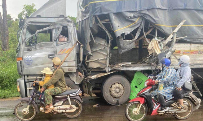 Tai nạn liên hoàn, người dân đập kính đưa khách thoát ra ngoài