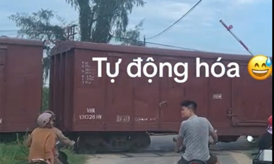 Tàu lửa đi qua, gác chắn tự động mới hoạt động