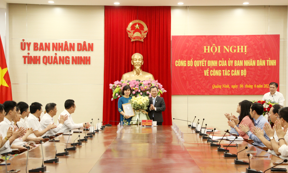 Công bố quyết định về công tác cán bộ