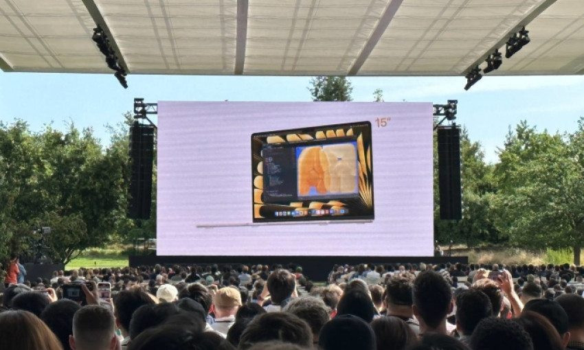 Apple trình làng laptop 15 inch 'mỏng nhất thế giới'
