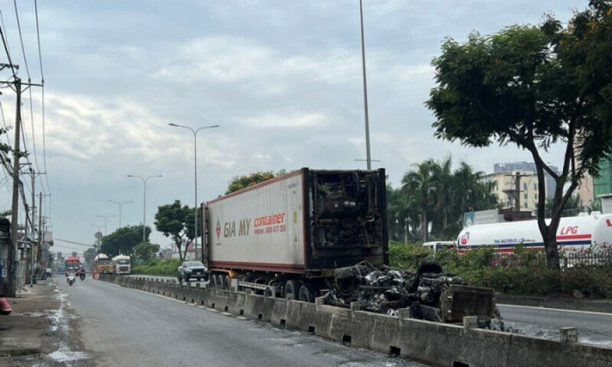 Xe container cháy ngùn ngụt trên quốc lộ