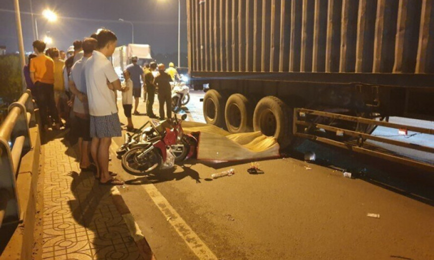 Hai xe máy va chạm, nữ công nhân lọt gầm xe container, tử vong thương tâm
